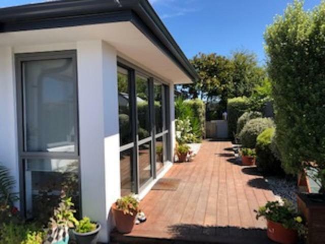 A Little Bit Beachy Modern Guest Room And Private Toilet Christchurch Exteriör bild